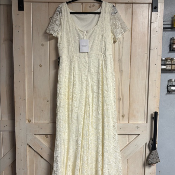 torrid Dresses & Skirts - torrid Cream Lace Maxi Dress with Short Sleeves nwt